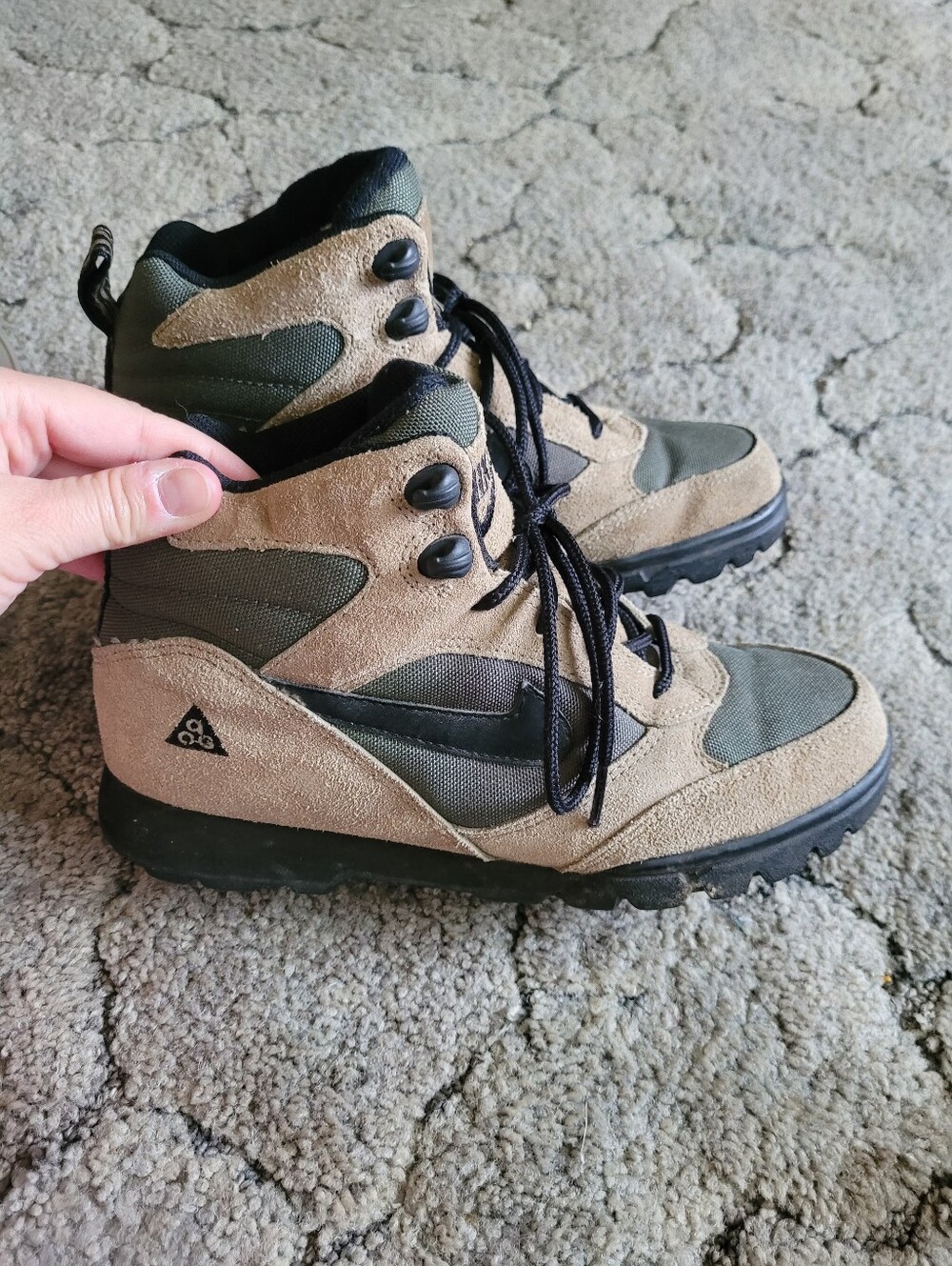 Nike ACG Suede Hiking Boots in Olive & Tan